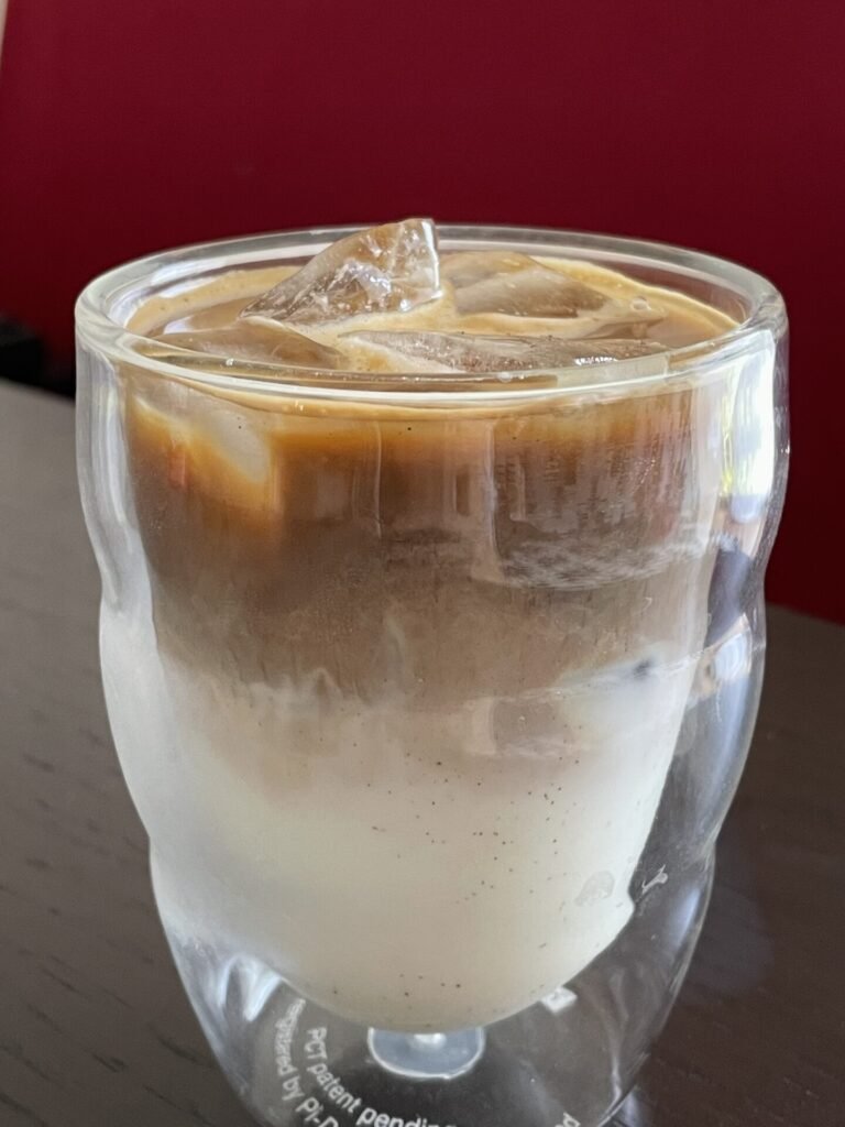 濃厚なコーヒーとミルクがマーブル模様になるアイスラテ